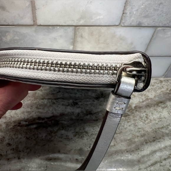 Kate Spade Larchmont Avenue Breezy Floral Half Moon Wristlet White Silver Floral - Picture 6 of 8